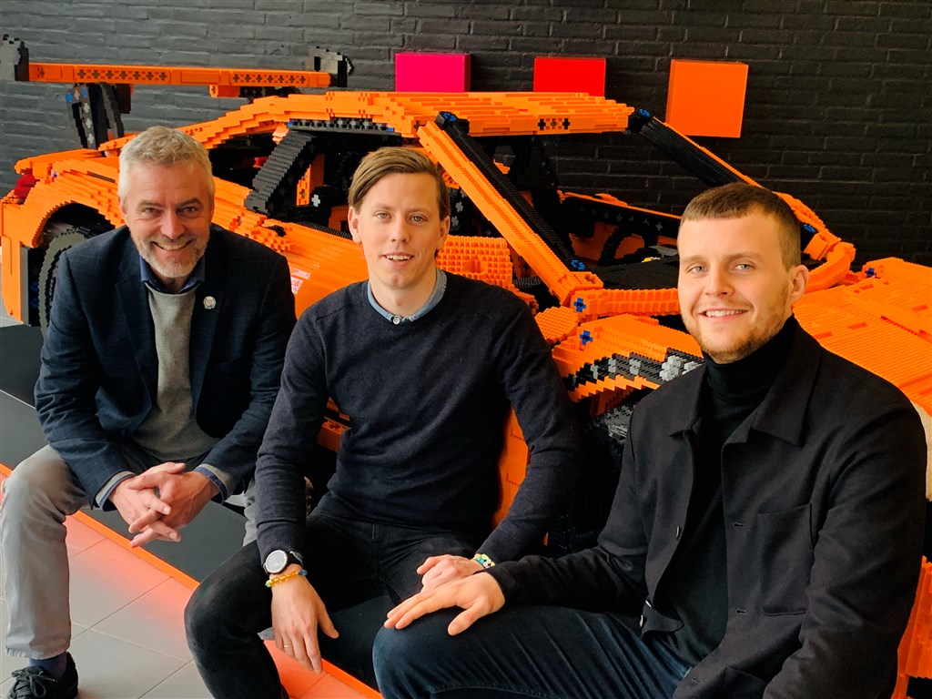 Poul Dalsgaard, direktør for Classic Race Aarhus, Philip Bay Thøgersen, Associate Brand Manager hos LEGO, og Mikkel Hofmann Larsen, Associate Trade Marketing Manager hos LEGO sammen med den imponerende Porsche 911-model.
(Foto: Classic Race Aarhus)